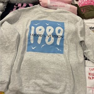 TAYLOR SWIFT 1989 GRAPHIC SWEATSHIRT